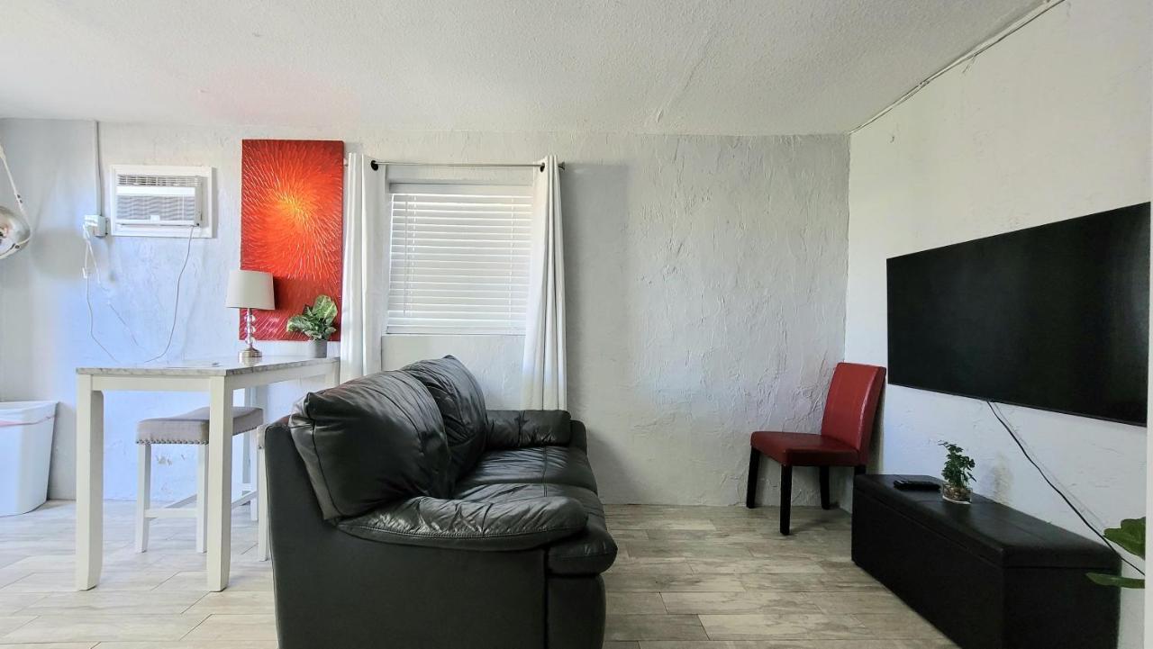 Barefoot Mailman Motel Lantana